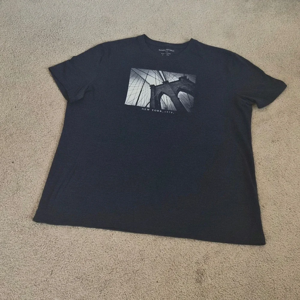 Banana Republic Mens XL Mens Brooklyn Bridge Graphic T-Shirt Charcoal ECO Urban